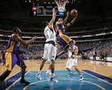 Los Angeles Lakers v Dallas Mavericks - Game Three, Dallas, TX - MAY 6: Kobe Bryant and Tyson Chand Fotografisk trykk av Danny Bollinger Los Angeles Lakers v Dallas Mavericks - Game Three, Dallas, TX - MAY 6: Kobe Bryant and Tyson Chand Fotografisk trykk av Danny Bollinger