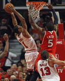 Atlanta Hawks v Chicago Bulls - Game Five, Chicago, IL - MAY 10: Derrick Rose and Josh Smith Photographie par Jonathan Daniel