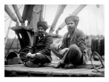 Two Sikh Men Sitting on a Dock, Circa 1913 Giclée-tryk af Asahel Curtis Two Sikh Men Sitting on a Dock, Circa 1913 Giclée-tryk af Asahel Curtis