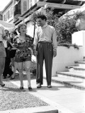 Edith Piaf with Jacques Pills in Cannes, married 1952 to 1956 Fotografisk tryk af Benno Graziani Edith Piaf with Jacques Pills in Cannes, married 1952 to 1956 Fotografisk tryk af Benno Graziani