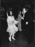 Liz Taylor and Rudolf Noureïev dancing together, March 24, 1968 Lámina fotográfica por Benno Graziani
