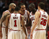 Miami Heat v Chicago Bulls - Game Two, Chicago, IL - MAY 18: Carlos Boozer, Derrick Rose, Luol Deng Fotografisk tryk af Jonathan Daniel Miami Heat v Chicago Bulls - Game Two, Chicago, IL - MAY 18: Carlos Boozer, Derrick Rose, Luol Deng Fotografisk tryk af Jonathan Daniel