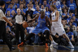 Oklahoma City Thunder v Dallas Mavericks - Game One, Dallas, TX - MAY 17: Kendrick Perkins and Dirk Fotografisk tryk af Danny Bollinger Oklahoma City Thunder v Dallas Mavericks - Game One, Dallas, TX - MAY 17: Kendrick Perkins and Dirk Fotografisk tryk af Danny Bollinger