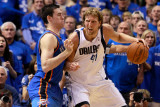 Oklahoma City Thunder v Dallas Mavericks - Game One, Dallas, TX - MAY 17: Dirk Nowitzki and Nick Co Photographic Print by Tom Pennington