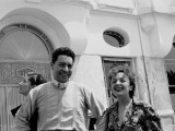 Edith Piaf with Jacques Pills in Cannes, France, married 1952 to 1956 Lámina fotográfica por Benno Graziani Edith Piaf with Jacques Pills in Cannes, France, married 1952 to 1956 Lámina fotográfica por Benno Graziani