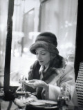 Marlène Dietrich (1901-1992) dans un café Photographie par Luc Fournol