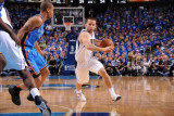 Oklahoma City Thunder v Dallas Mavericks - Game Two, Dallas, TX - MAY 19: Jose Barea, Eric Maynor Lámina fotográfica por Andrew Bernstein
