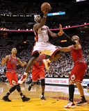 Chicago Bulls v Miami Heat - Game Three, Miami, FL - MAY 22: LeBron James, Derrick Rose and Carlos  Fotografie-Druck von Mike Ehrmann