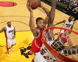 Chicago Bulls v Miami Heat - Game Four, Miami, FL - MAY 24: Derrick Rose and Joel Anthony Fotografisk trykk av Victor Baldizon Chicago Bulls v Miami Heat - Game Four, Miami, FL - MAY 24: Derrick Rose and Joel Anthony Fotografisk trykk av Victor Baldizon