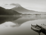 Mt. Fuji and Lake Kawaguchi, Kansai Region, Honshu, Japan Photographie par Peter Adams