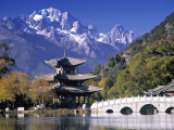 China, Yunnan Province, Lijiang, Black Dragon Pool Park and Jade Dragon Snow Mountain Photographie par Peter Adams