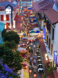Market and Restuarants in Chinatown, Singapore, at Dusk Photographie par Peter Adams