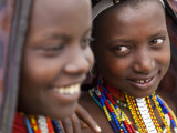 Portrait of Arbore Girls, Omo Valley, Ethiopia Photographie par Peter Adams