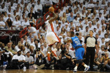 Dallas Mavericks v Miami Heat - Game One, Miami, FL - MAY 31: LeBron James and DeShawn Stevenson Fotografie-Druck von Andrew Bernstein