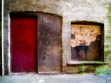 Derelict Door and Window with Graffiti Photographie par Clive Nolan
