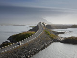 Storseisundbrua Bridge, the Atlantic Road, Romsdal, Norway Photographie par Peter Adams