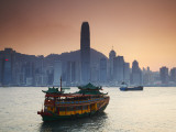 Hong Kong Island Skyline and Tourist Boat Victoria Harbour, Hong Kong, China Fotografie-Druck von Ian Trower