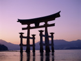 Miyajima Island / ItsUKushima Shrine / Torii Gate / Sunset, Honshu, Japan Fotografie-Druck von Steve Vidler