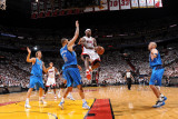Dallas Mavericks v Miami Heat - Game One, Miami, FL - MAY 31: LeBron James, Tyson Chandler, Dirk No Fotografie-Druck von Andrew Bernstein
