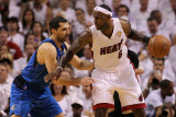 Dallas Mavericks v Miami Heat - Game One, Miami, FL - MAY 31: LeBron James and Peja Stojakovic Fotografie-Druck von Ronald Martinez