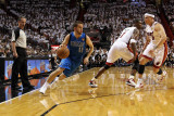 Dallas Mavericks v Miami Heat - Game One, Miami, FL - MAY 31: Jose Juan Barea, Mike Bibby and Chris Lámina fotográfica por Mike Ehrmann