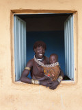 Hamer Woman with Baby Photographie par Peter Adams