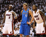Dallas Mavericks v Miami Heat - Game One, Miami, FL - MAY 31: LeBron James, Dirk Nowitzki and Udoni Fotografie-Druck von Mike Ehrmann