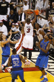 Dallas Mavericks v Miami Heat - Game Two, Miami, FL - JUNE 02: Dwyane Wade and Brendan Haywood Fotografisk trykk av Issac Baldizon