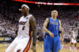 Dallas Mavericks v Miami Heat - Game One, Miami, FL - MAY 31: LeBron James and Jason Kidd Fotografie-Druck