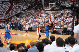 Dallas Mavericks v Miami Heat - Game Two, Miami, FL - JUNE 2: LeBron James, Tyson Chandler and Shaw Fotografie-Druck von Andrew Bernstein