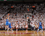 Dallas Mavericks v Miami Heat - Game Two, Miami, FL - JUNE 2: Dirk Nowitzki, Tyson Chandler and Chr Fotografisk trykk av Andrew Bernstein Dallas Mavericks v Miami Heat - Game Two, Miami, FL - JUNE 2: Dirk Nowitzki, Tyson Chandler and Chr Fotografisk trykk av Andrew Bernstein