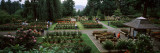 Tourists in a Rose Garden, International Rose Test Garden, Washington Park, Portland Lámina fotográfica Tourists in a Rose Garden, International Rose Test Garden, Washington Park, Portland Lámina fotográfica