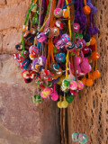 Multi-Colored Hangings on Wall, Tulmas, Purmamarca, Quebrada De Humahuaca, Argentina Lámina fotográfica Multi-Colored Hangings on Wall, Tulmas, Purmamarca, Quebrada De Humahuaca, Argentina Lámina fotográfica
