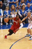 Miami Heat v Dallas Mavericks - Game Three, Dallas, TX -June 5: Dwyane Wade and Jason Kidd Fotografisk trykk av Victor Baldizon Miami Heat v Dallas Mavericks - Game Three, Dallas, TX -June 5: Dwyane Wade and Jason Kidd Fotografisk trykk av Victor Baldizon