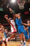 Dallas Mavericks v Miami Heat - Game Six, Miami, FL - June 12: LeBron James and Tyson Chandler Fotografisk trykk av Victor Baldizon Dallas Mavericks v Miami Heat - Game Six, Miami, FL - June 12: LeBron James and Tyson Chandler Fotografisk trykk av Victor Baldizon