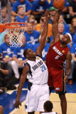Miami Heat v Dallas Mavericks - Game Three, Dallas, TX -June 5: LeBron James and Ian Mahinmi Fotografisk trykk av Victor Baldizon Miami Heat v Dallas Mavericks - Game Three, Dallas, TX -June 5: LeBron James and Ian Mahinmi Fotografisk trykk av Victor Baldizon