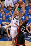 Miami Heat v Dallas Mavericks - Game Five, Dallas, TX -June 9: Dirk Nowitzki and Udonis Haslem Fotografisk trykk av Victor Baldizon Miami Heat v Dallas Mavericks - Game Five, Dallas, TX -June 9: Dirk Nowitzki and Udonis Haslem Fotografisk trykk av Victor Baldizon