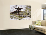 Snow Covered Chinese Style Bridge over Pond in Garden of Heian Shrine Reproduction murale géante par Frank Carter