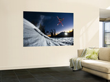 Skier Jumping and Grabbing His Skis at Mout Bachelor Reproduction murale géante par Tyler Roemer
