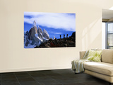 Hikers on a Ridge Dwarfed by Cerro Torre Reproduction murale géante par Gareth McCormack