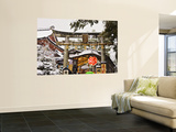 Lucky Charm Shop in Kiyomizu Temple Complex During Snowfall Reproduction murale géante par Frank Carter
