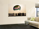 Paragliders on Beach at Sunset Mural por Greg Elms Paragliders on Beach at Sunset Mural por Greg Elms