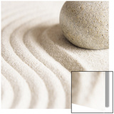 Rocher zen sur sable aux lignes ondulées Poster
