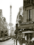 Eiffel Tower and Cafe on Boulevard De La Tour Maubourg, Paris, France Photographie par Jon Arnold