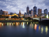 Australia, Victoria, Melbourne; Yarra River and City Skyline by Night Fotografie-Druck von Andrew Watson