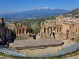 The Greek Theatre and Mount Etna, Taormina, Sicily, Italy Poster par Peter Adams