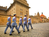 Czech Republic, Prague; Castle Guards Marching in Front of the Prague Castle Photographie par Ken Sciclina