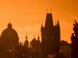 Czech Republic, Prague; across Charles Bridge, Stare Mesto Bridge Tower, Church of St Photographie par Ken Sciclina