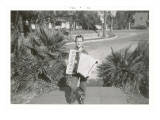 Boy with Accordion and Fan Palms Lámina giclée Boy with Accordion and Fan Palms Lámina giclée