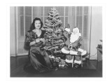 Woman at Christmas Tree with Cut-Out Santa Lámina giclée Woman at Christmas Tree with Cut-Out Santa Lámina giclée